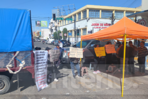Bloqueo ciudadano paraliza vialidades en el centro de Pachuca. Foto: Saúl Hernández