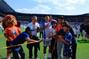 El momento emotivo de la develación del palco de Gustavo Cabral, un homenaje a su dedicación y liderazgo en Pachuca. Foto: Especial 