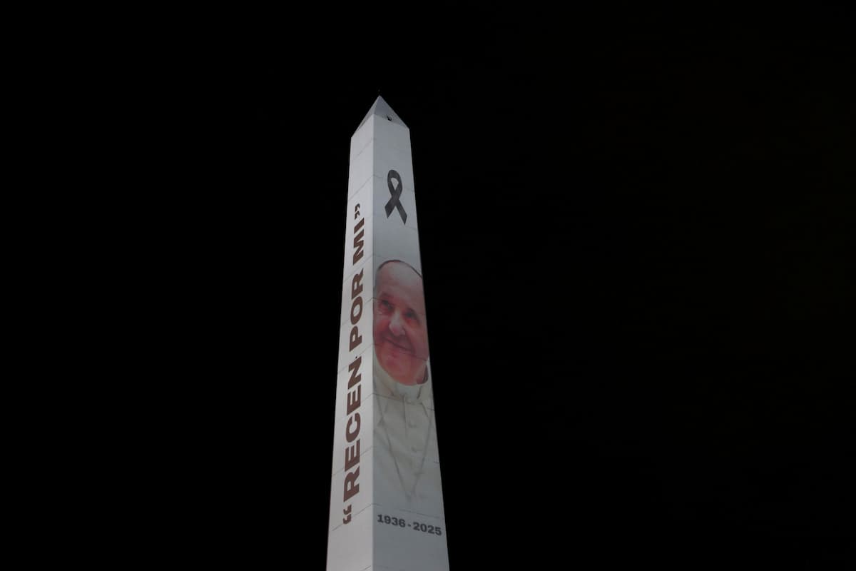  En México, la Catedral Metropolitana es sede de misas; en Buenos Aires, el obelisco se iluminó