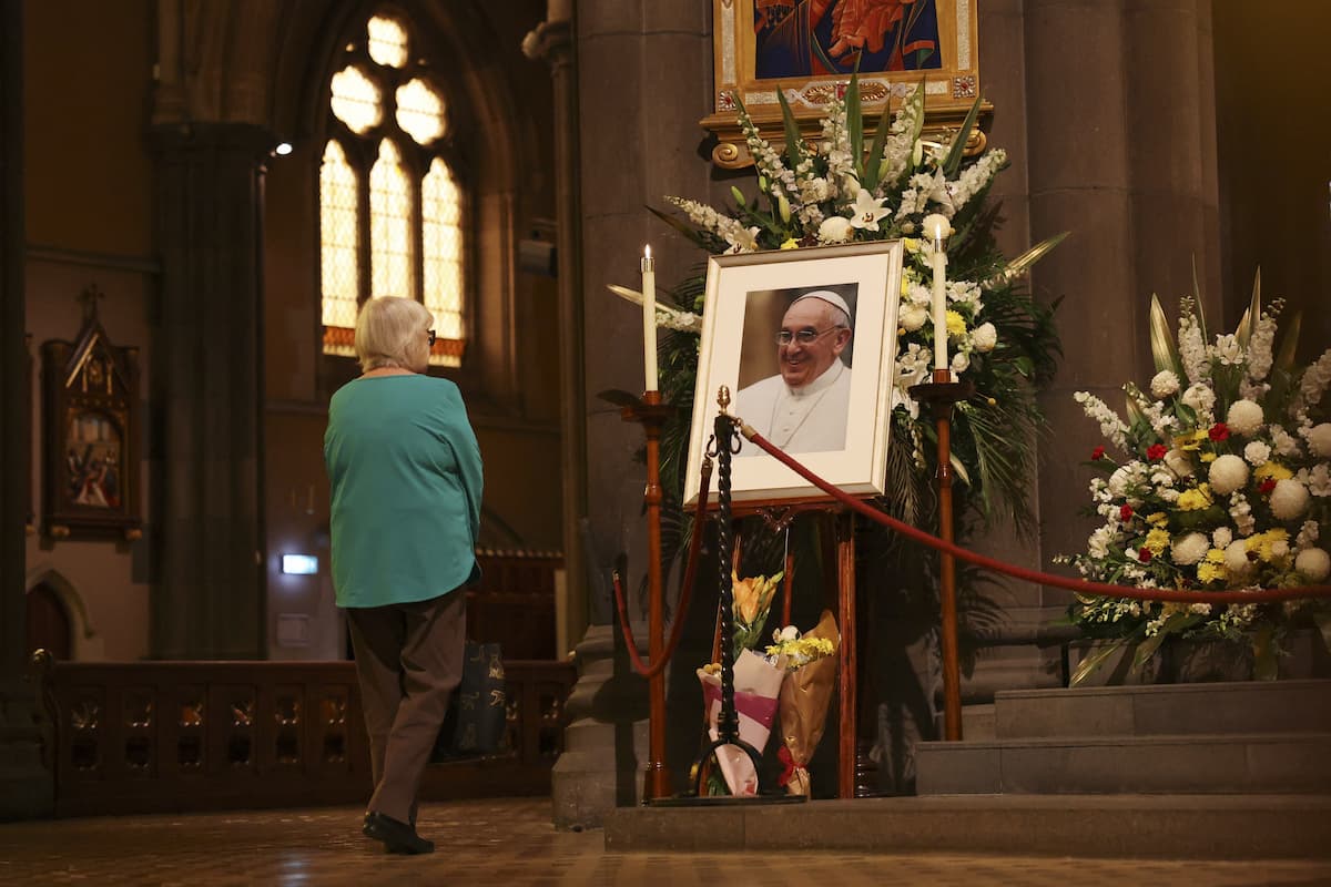  En diversas iglesias del mundo se colocaron ofrendas florales en honor a Bergoglio