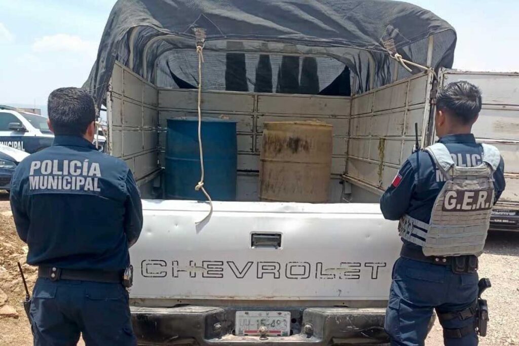 Los oficiales hallaron dos tambos con capacidad para 200 litros, abastecidos al 90 por ciento