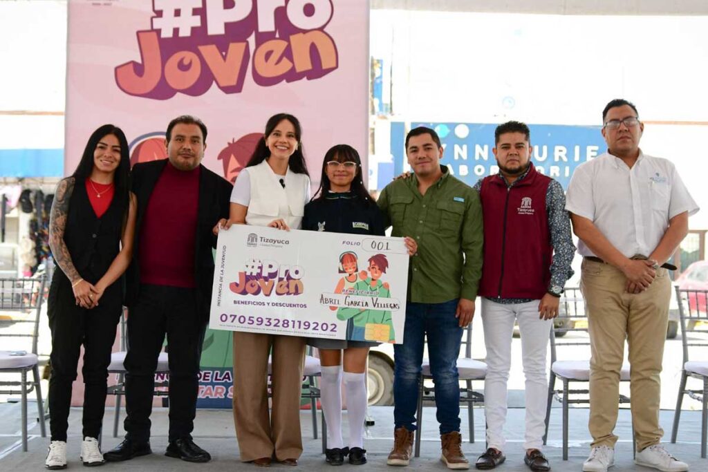 La entrega simbólica de la primera tarjeta fue para una alumna del Cobaeh, plantel Haciendas de Tizayuca