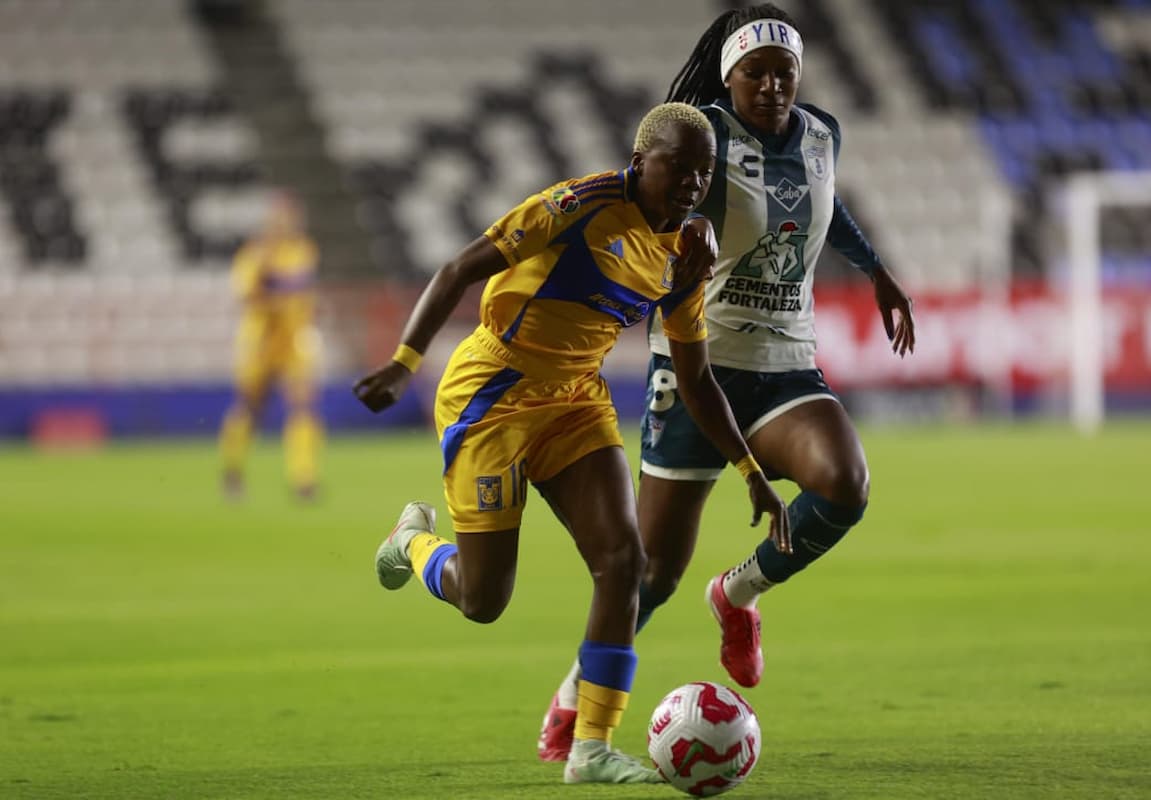 Las jugadoras de ambos equipos mostraron un juego intenso y con constantes llegadas al área rival / Foto: David  Martínez