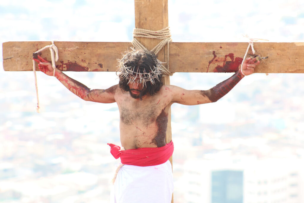 Cerca de las 16:00 horas, el viacrucis  llegó al cerro del asta bandera, para consumar la crucifixión de Jesús | Foto: Juan Martínez