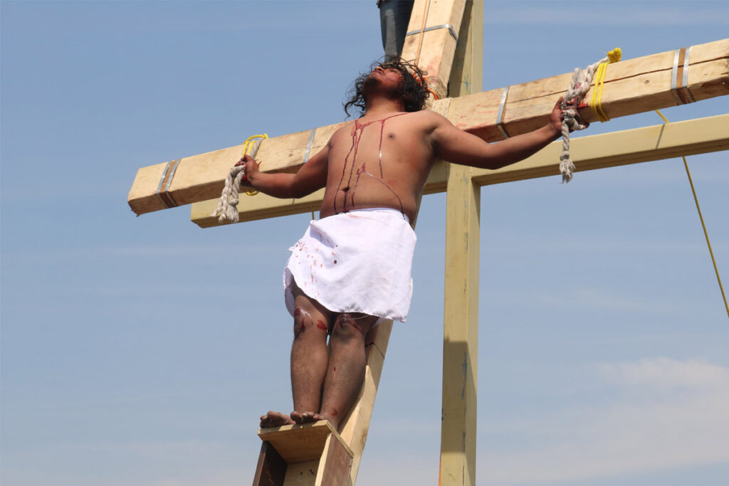 Con lágrimas en los ojos, Elfego López culminó su representación de Jesús