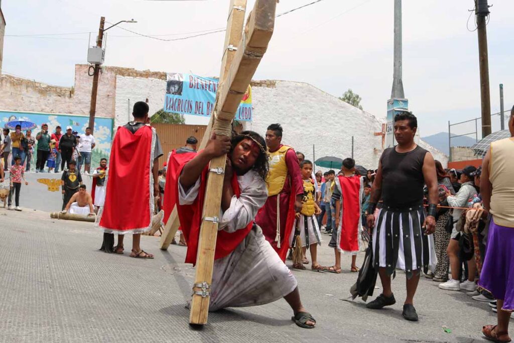 Jesús recorrió poco más de dos kilómetros con una cruz de 130 kilos sobre sus hombros