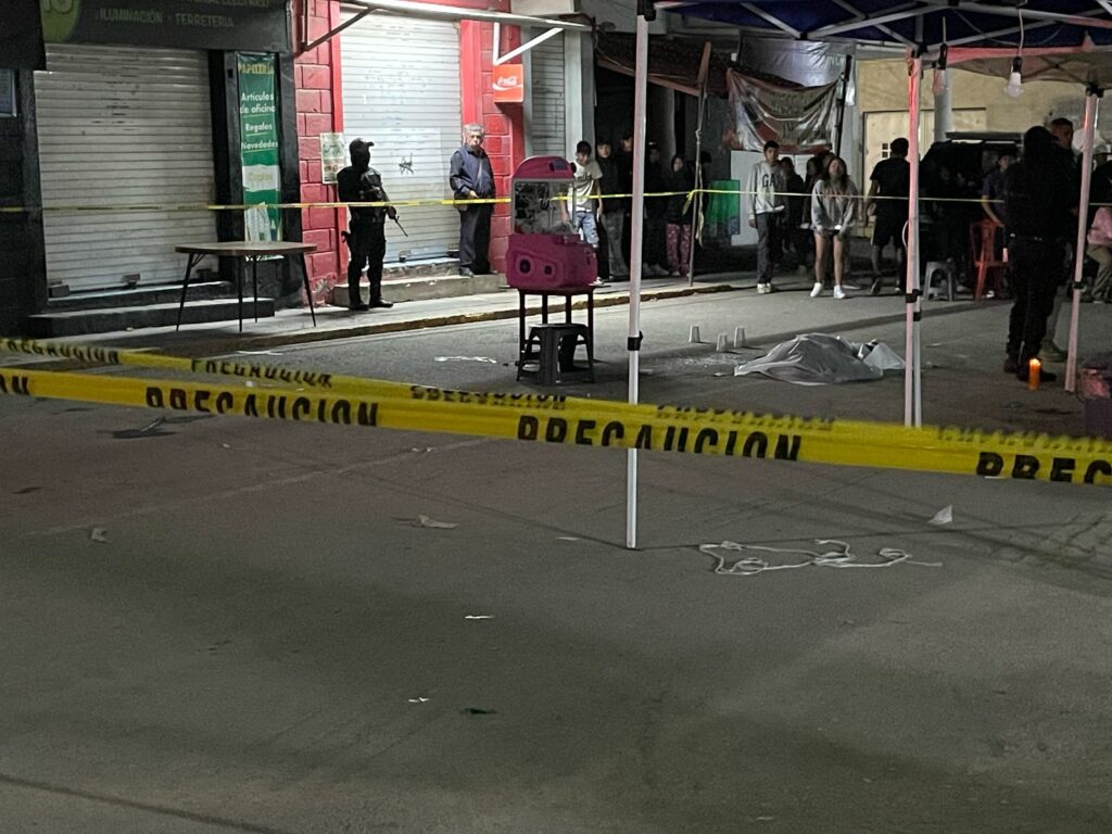 Autoridades suspendieron el tianguis nocturno tras incidente con arma de fuego