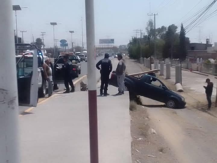 Un accidente vehicular ocurrió este martes en La Textil, causando tráfico y presencia policiaca
