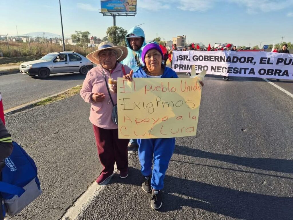 Manifestantes avanzan sobre la carretera México–Pachuca rumbo a la capital hidalguense.
