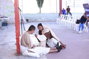 La misa y representación se llevaron a cabo en la cancha del Popolo