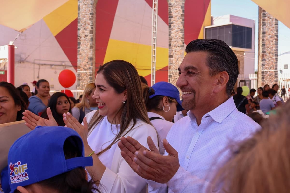 El presidente municipal de Huejutla, licenciado Alfredo San Román, y la presidenta del Sistema DIF Municipal, doctora Kristel Rodríguez Flores, acompañaron a los pequeños