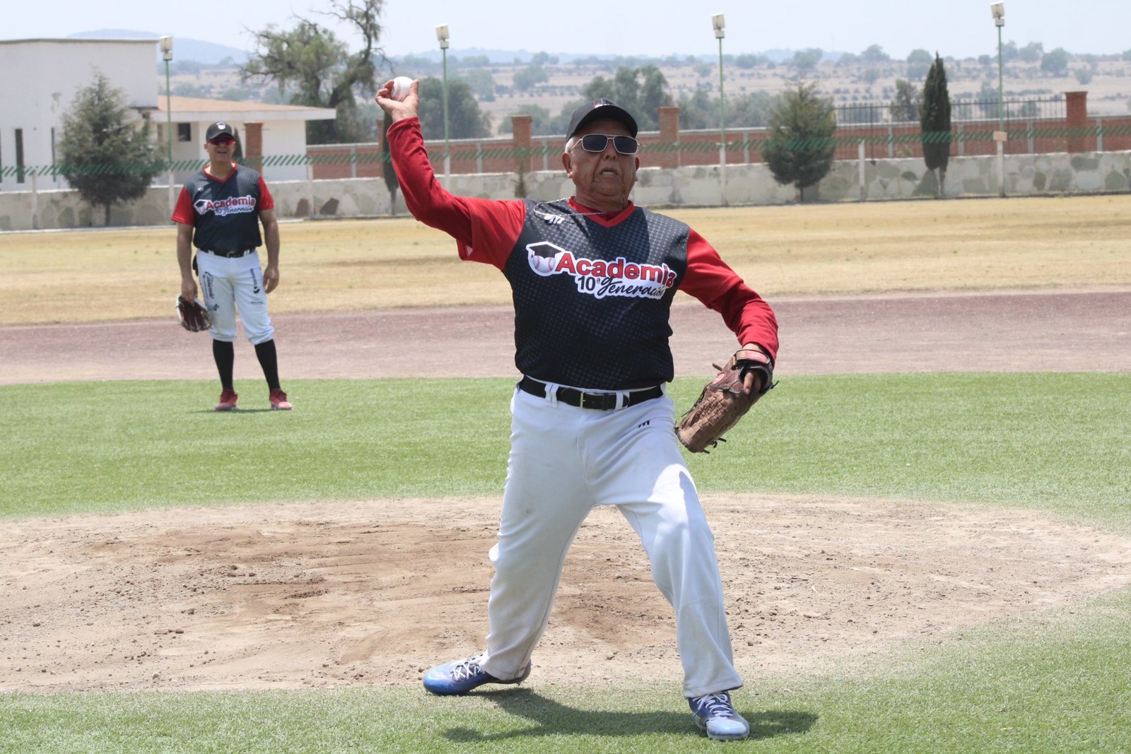 Jóvenes y veteranos compiten con pasión en el Santo Torneo de beisbol en Zempoala