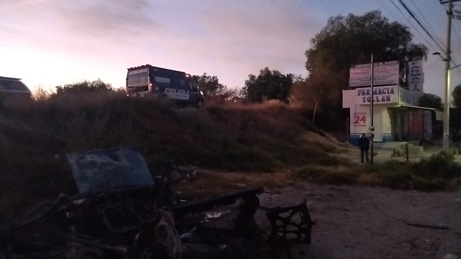 La camioneta fue localizada volcada y con las llantas hacia arriba
