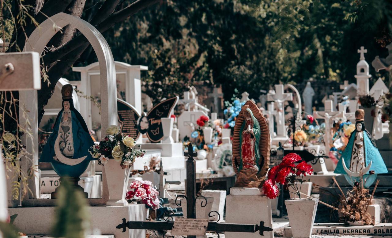 Con flores y luces, recordarán a mamás fallecidas en Panteón San Miguel