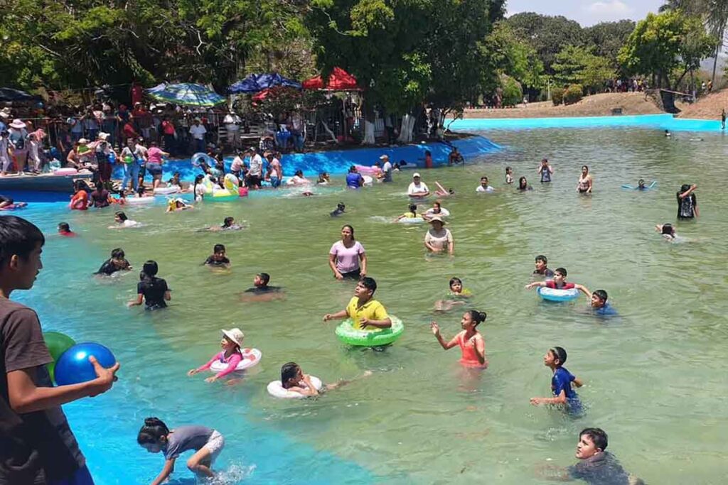 Se inauguró la “alberca más grande de Hidalgo” en Huejutla. Estará abierta al público durante el periodo vacacional