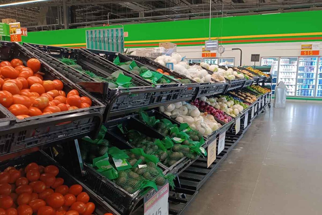 El jitomate se ofreció en 25 pesos el kilo, el chile jalapeño, en el mismo precio; la papa, en 26.90 pesos