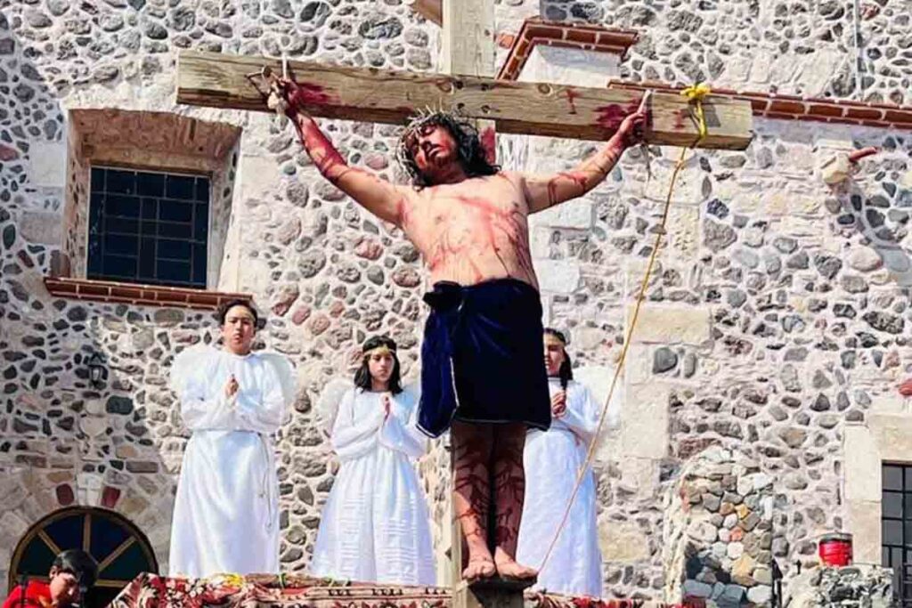 Durante el viacrucis de San Agustín Metzquititlán, el termómetro alcanzó los 30 grados, pero la sensación térmica fue mayor 