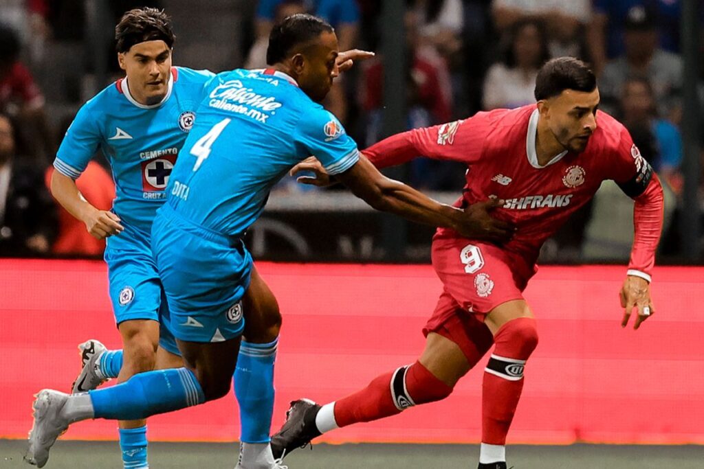 Sale Cruz Azul del infierno con un punto, el liderato general y un millón de dólares