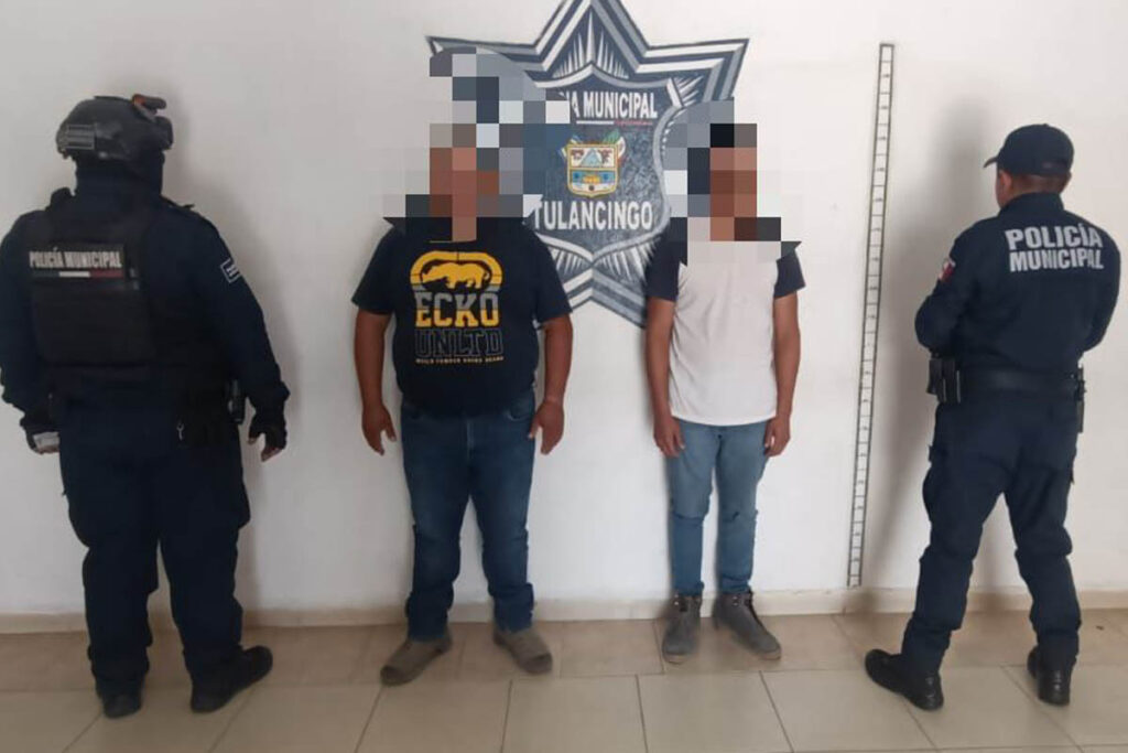 En el vehículo viajaban dos varones, quienes amenazaron al uniformado