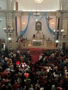 Fieles presencian la tradicional lluvia de pétalos en Mineral del Chico