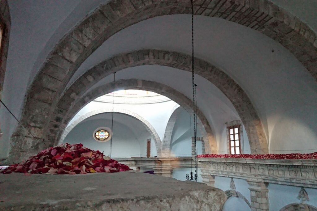 Esta Semana Santa visita Mineral del Chico y no te pierdas su lluvia de pétalos