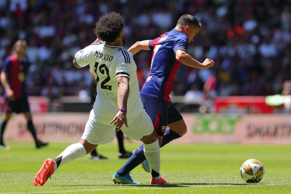 Leyendas del Real Madrid y Barcelona se enfrentaron en un partido en el Nemesio Diez