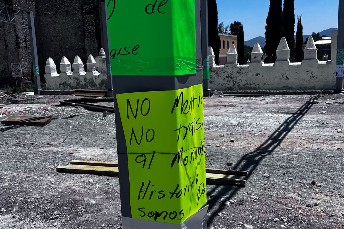 Cartulinas con mensajes de protesta colocadas por los feligreses junto a los pilares del domo