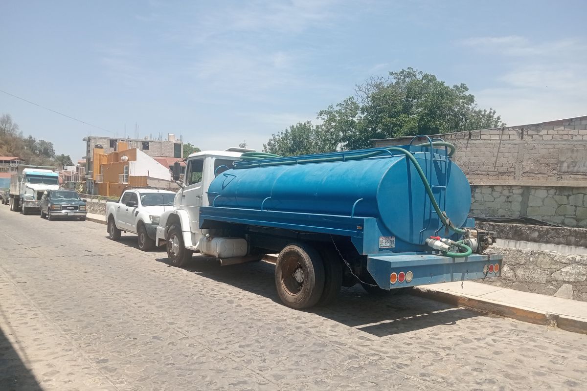 Los vecinos recurren a la compra de pipas debido a la carencia del líquido para sus actividades | Foto: Martha Sáenz