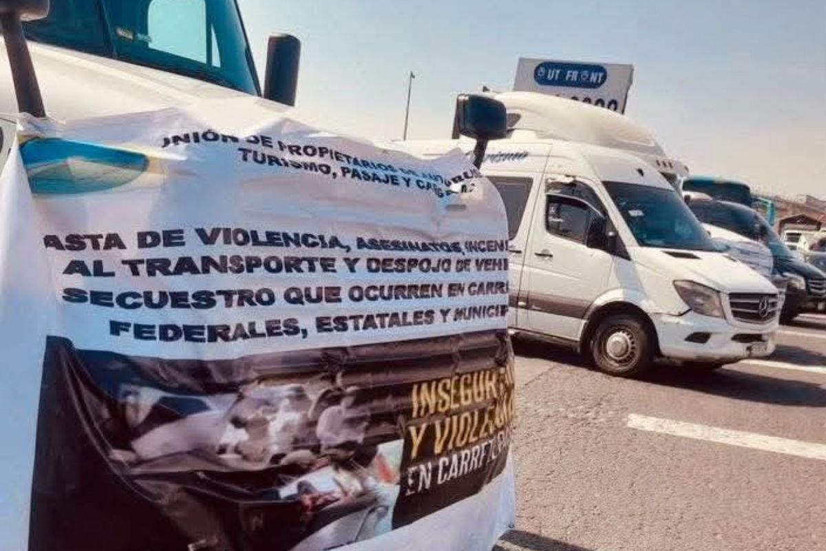 Los transportistas colocaron lonas plásticas con mensajes en los que expresaban su inconformidad con la situación de inseguridad | Foto: Miguel Martínez