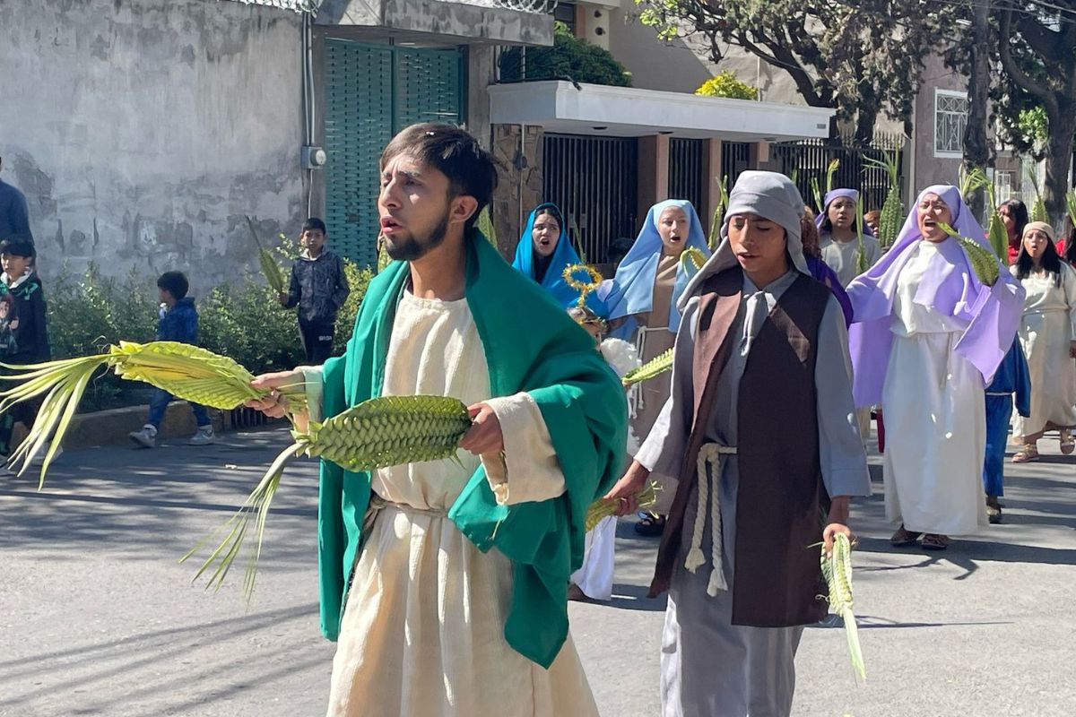 La escenificación recorrió las calles de La Surtidora | Foto: Jesús León