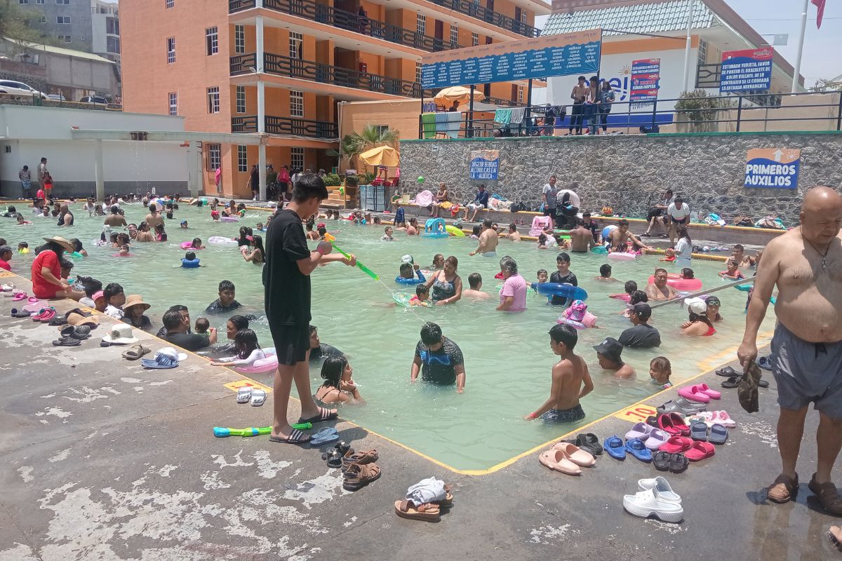 Las albercas de los balnearios lucieron llenas durante el fin de semana | Foto: Martha Sáenz