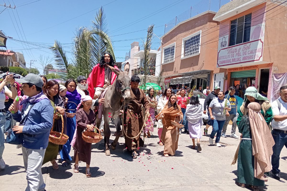 El grupo de peregrinos y actores caminó hasta la iglesia de San Agustín de Hipona | Foto: Martha Sáenz