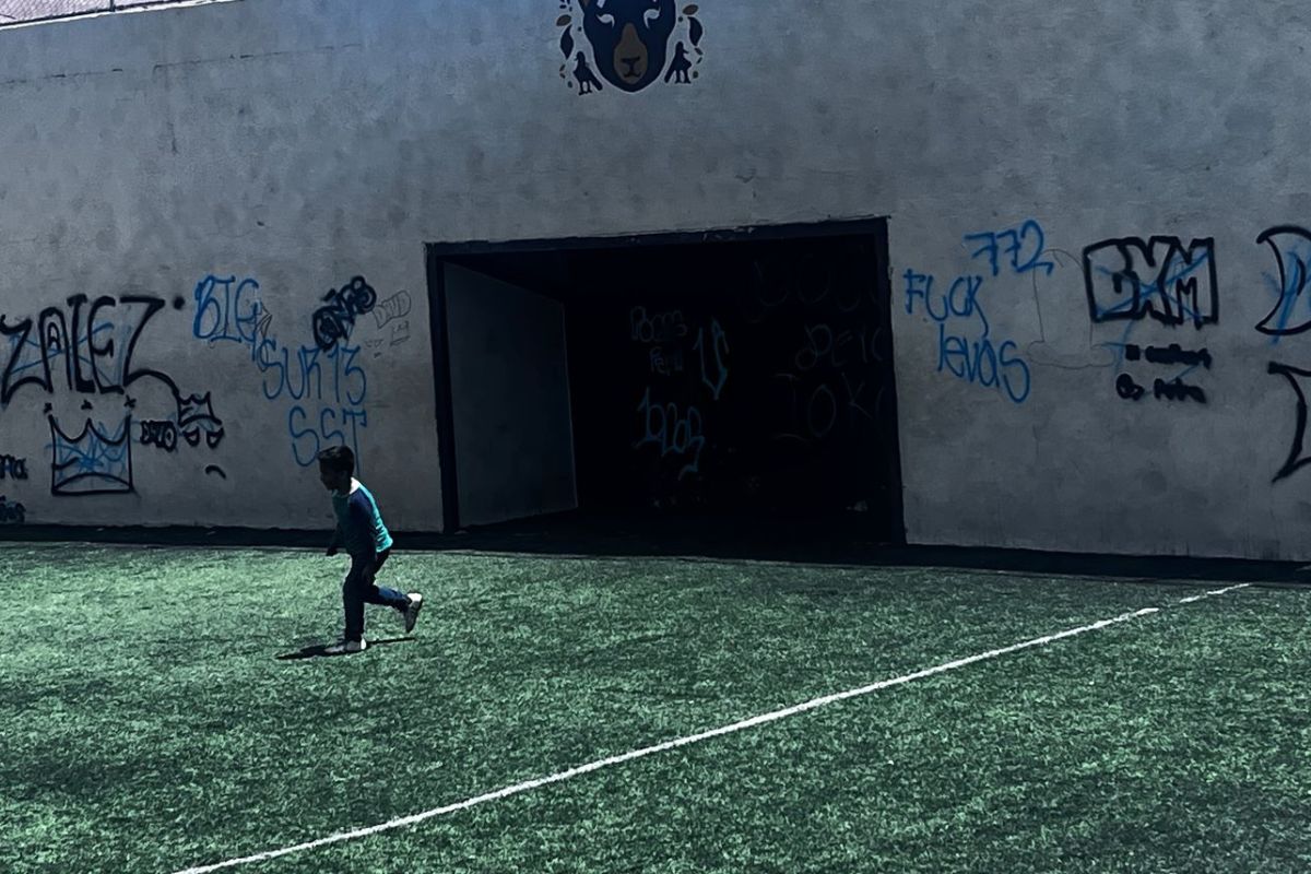 Respecto a las pintas en la cancha de futbol rápido, don Antonio manifestó que son realizadas por las noches | Foto: Carlos García