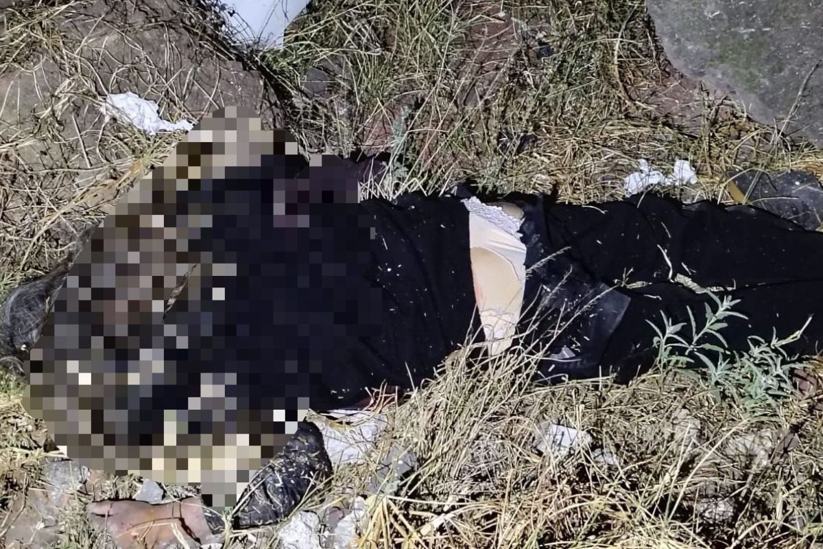 Los uniformados hallaron el cuerpo de la mujer tirado en las faldas del cerro | Foto: Especial