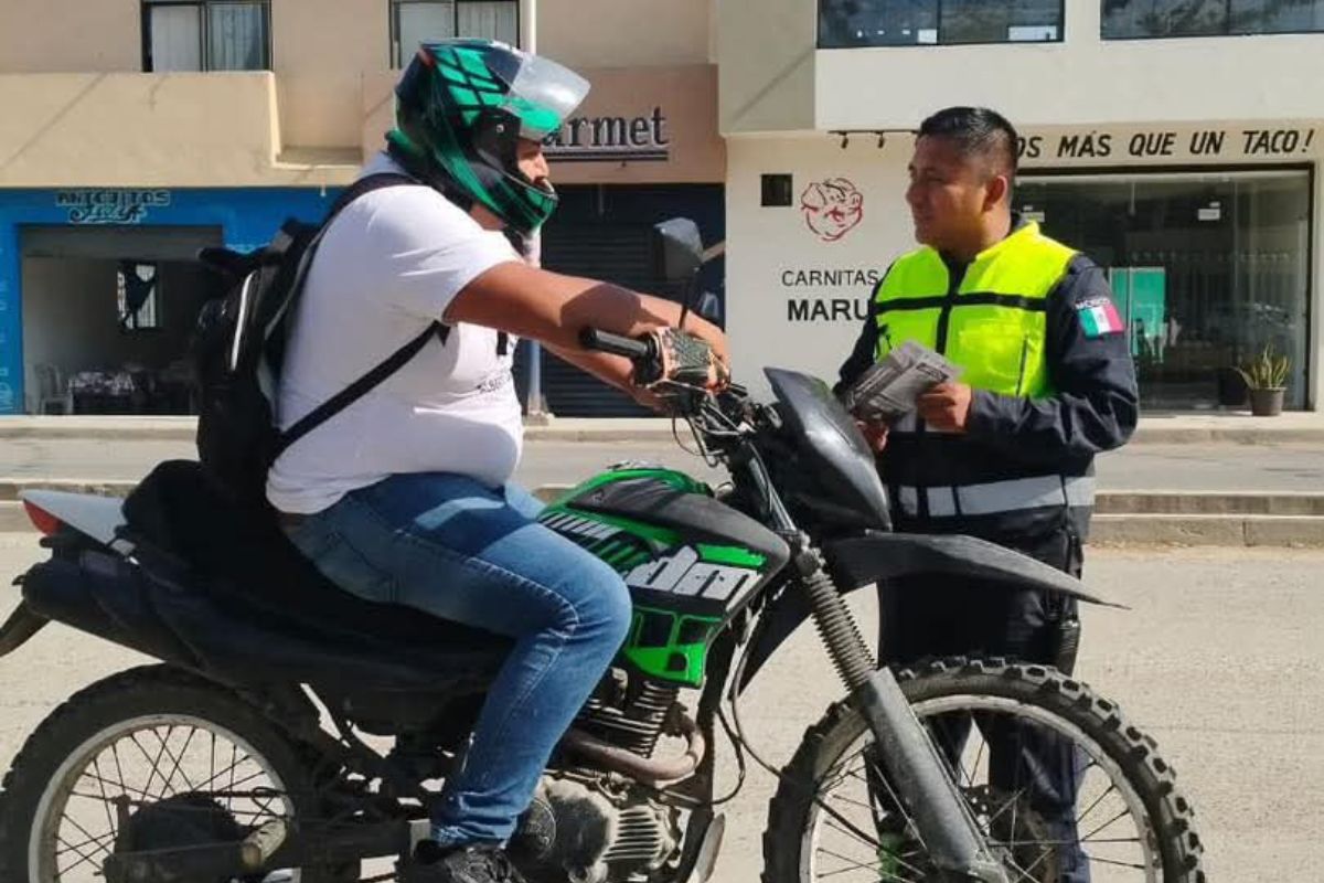 Los oficiales entregaron trípticos informativos con recomendaciones para una conducción segura | Foto: Salomón Hernández