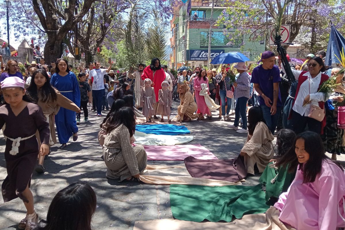 Mujeres y niñas colocaron mantas para dar paso al camino del Nazareno | Foto: Martha Sáenz
