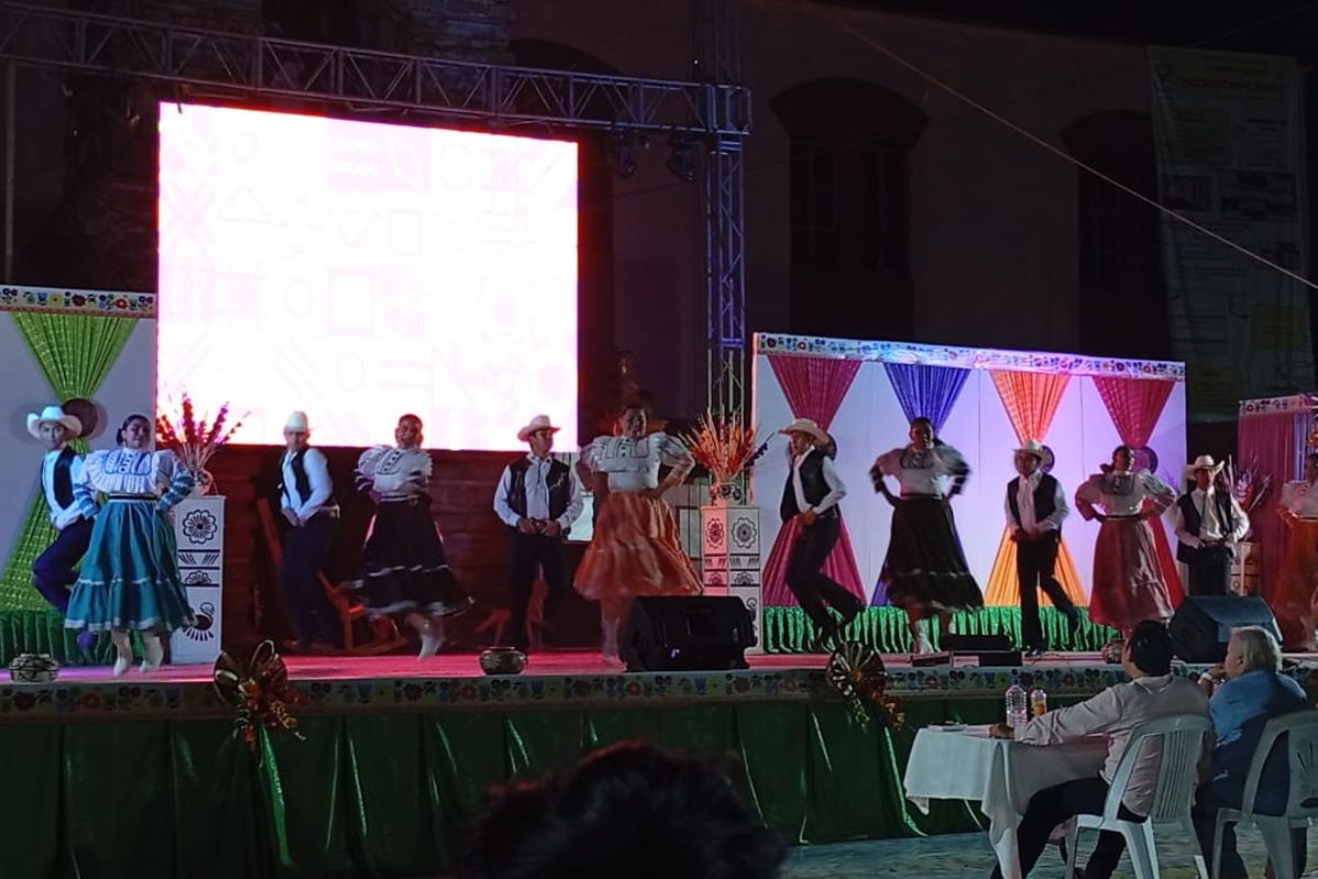 Los alumnos participaron en el concurso estatal de ballet folclórico del Cobaeh | Foto: Especial