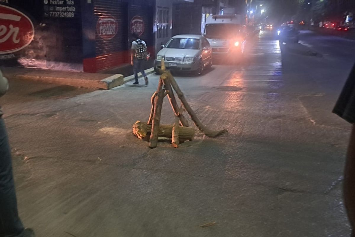 Los hundimientos y señalamientos improvisados representan un riesgo para los automovilistas, dijeron | Foto: Miguel Martínez