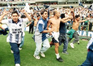 La afición de Pachuca celebró en el Azteca el empate que significó la permanencia del club en la primera división