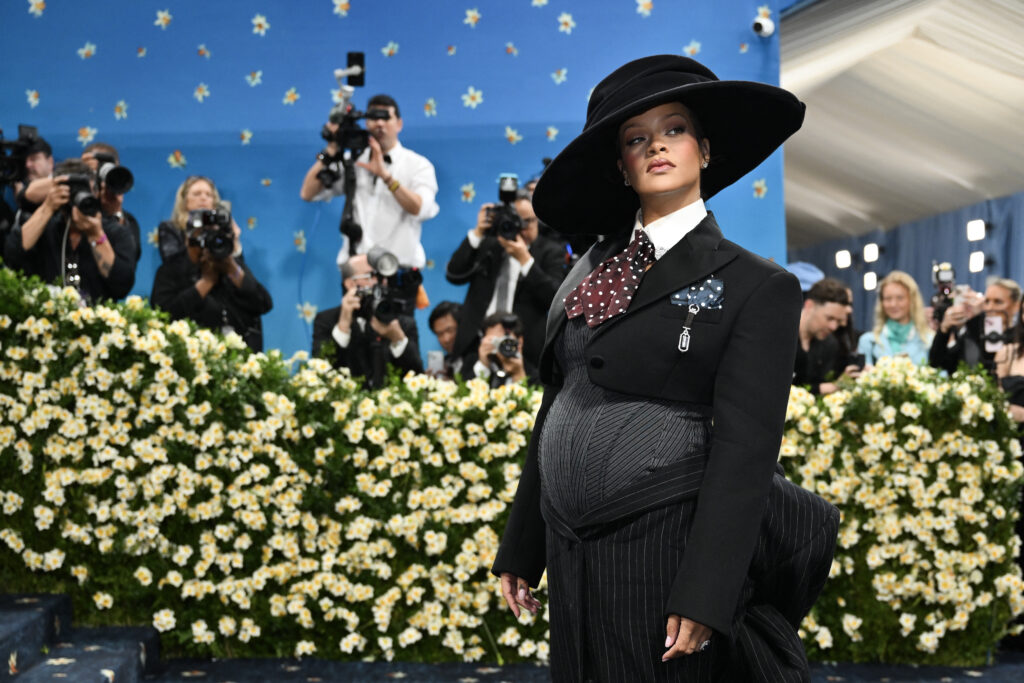 Rihanna presume su tercer embarazo en plena gala del MET; así fue su entrada