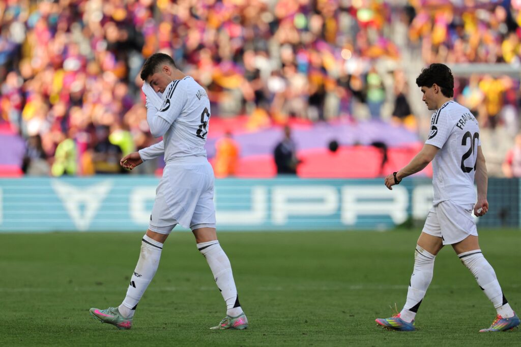 Barcelona le gana al Real Madrid y casi 