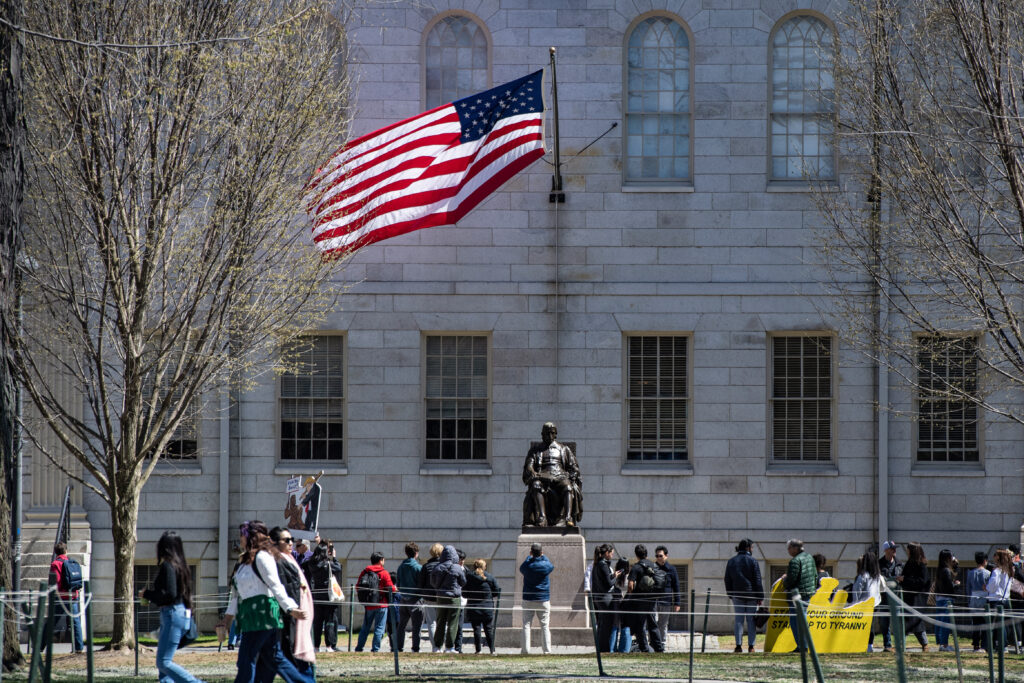 Donald Trump prohibió a Harvard aceptar estudiantes extranjeros; ¿qué dice la universidad?