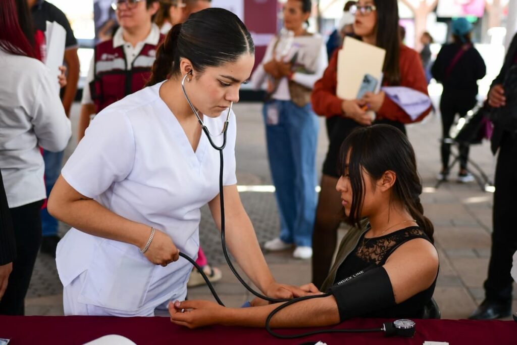 Se llevó a cabo en la plaza Himno Nacional de Tizayuca la feria de servicios “Bienestar en Movimiento”