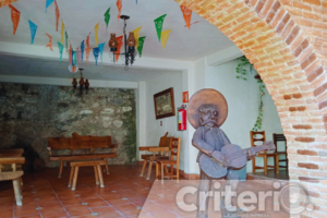 Con bóveda catalana y murales florales, este espacio es ideal para explorar el municipio y sus paisajes
