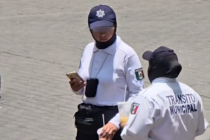 Las oficiales fueron sancionadas tras difundirse un video en el que una de ellas aparenta aceptar dinero de un conductor