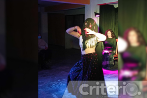 La propuesta artística mezcla elementos de Oriente con expresión corporal, música y narrativa poética