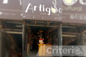 Poetas, músicos y cuentacuentos se dan cita en este rincón acogedor donde el arte va de la mano con el café