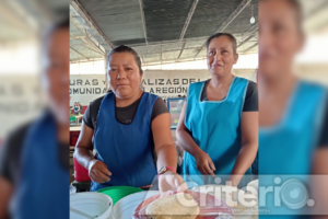 Para servir, Leodegaria abre la empanada y le pone nopales, queso y salsa roja