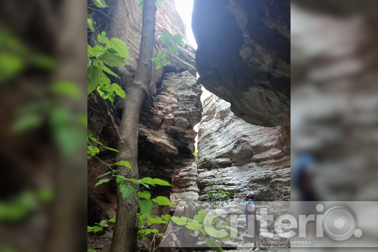 El paso del agua formó estructuras rocosas similares a pequeñas grutas
