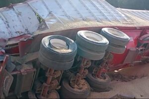 Pese a lo aparatoso del impacto, el conductor solo presentó lesiones menores y crisis nerviosa.